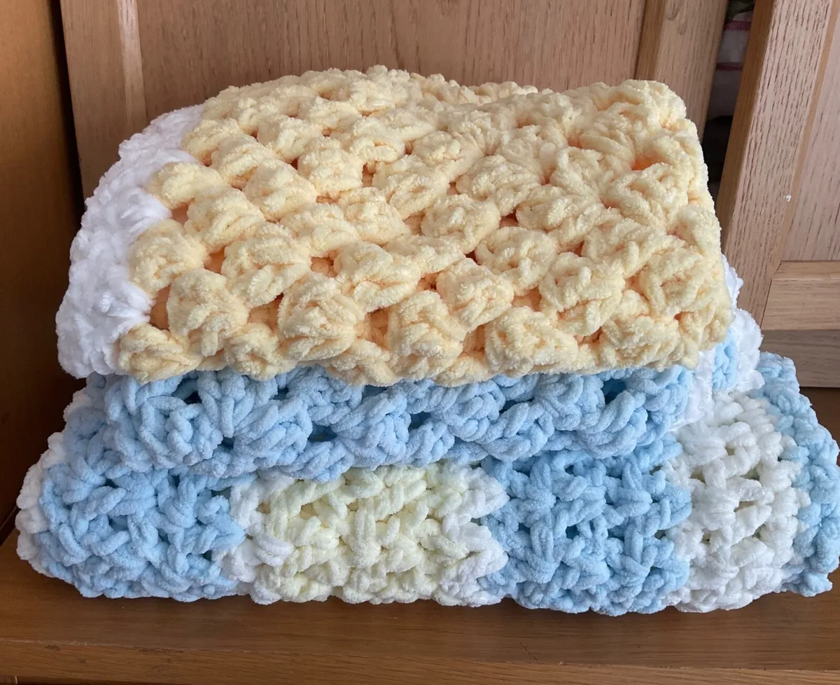 3 Blankets for sale price includes delivery charge - Image 3