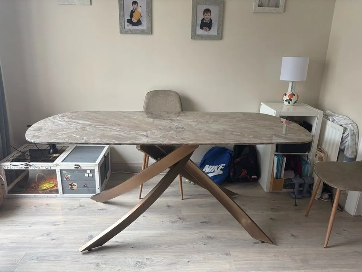 Dining table - Image 1