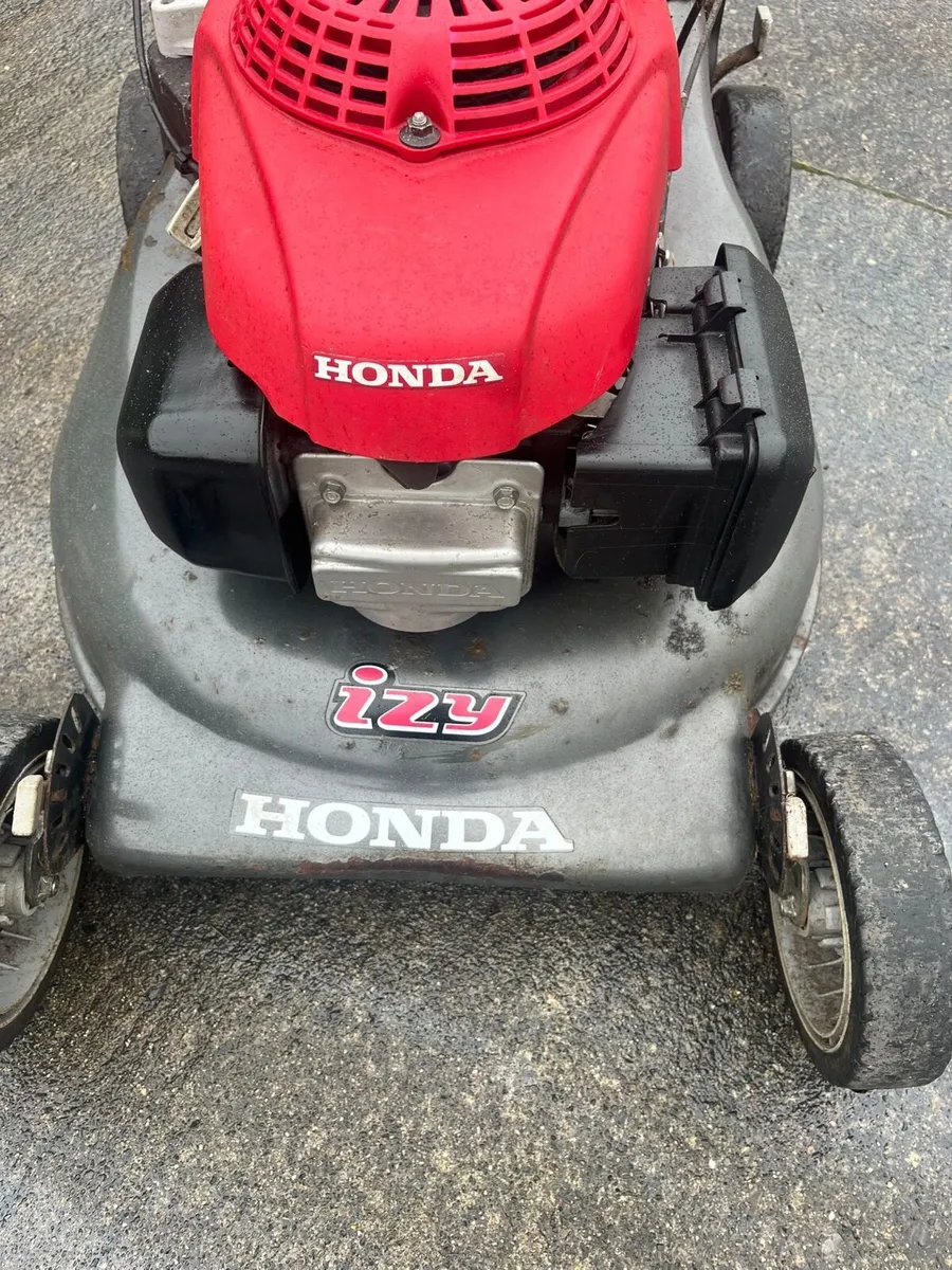 Honda self drive lawnmower - Image 1