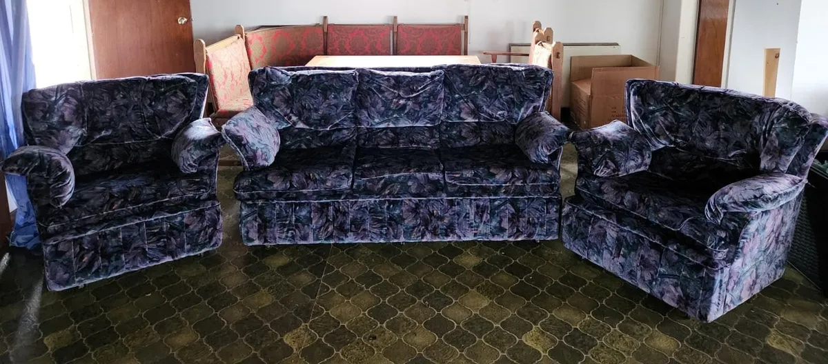 Three seater and 2 matching chairs - Image 1