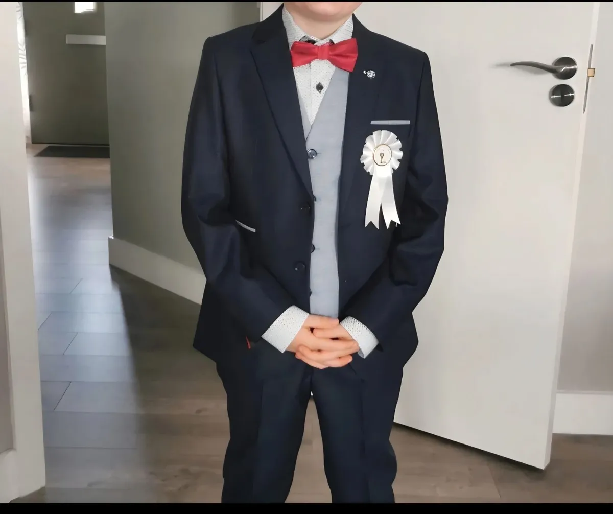 Boys 3 piece suit - Image 4
