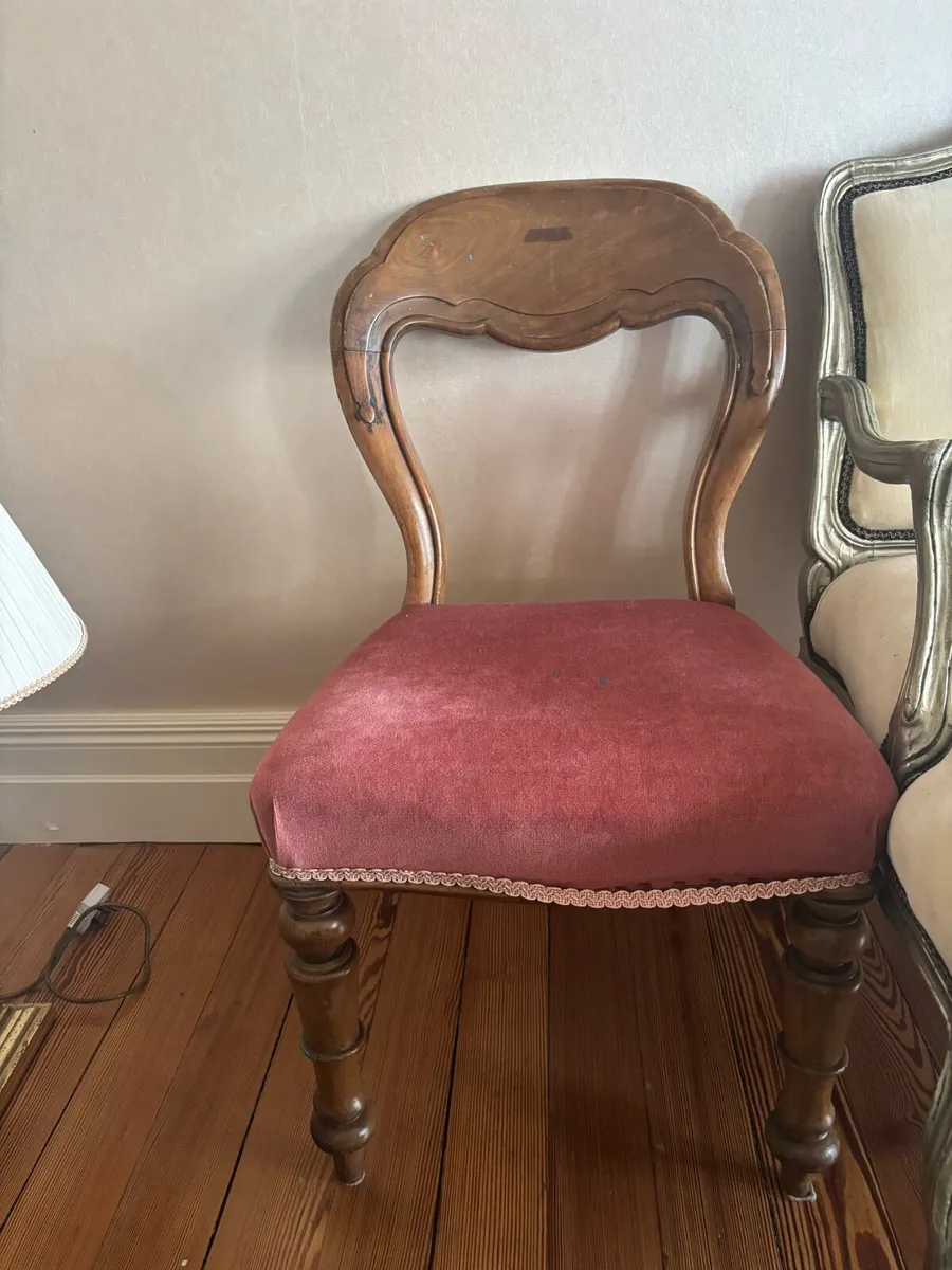 Red cushioned and wooden lamp - Image 1