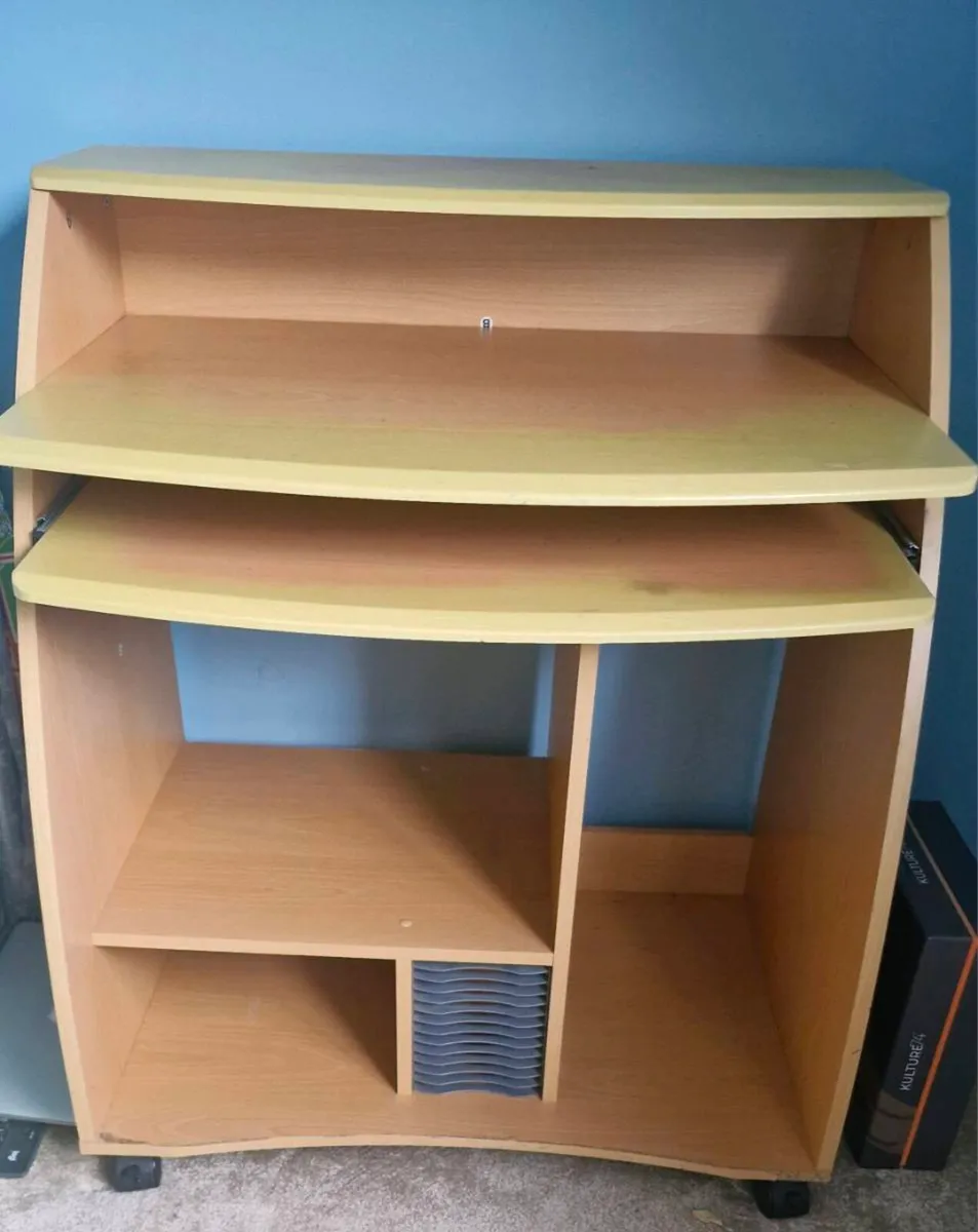 Computer desk - Image 1