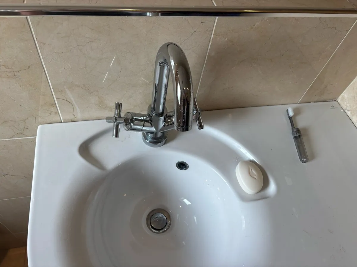 Nk porcelanosa sink with side table & under shelf - Image 3