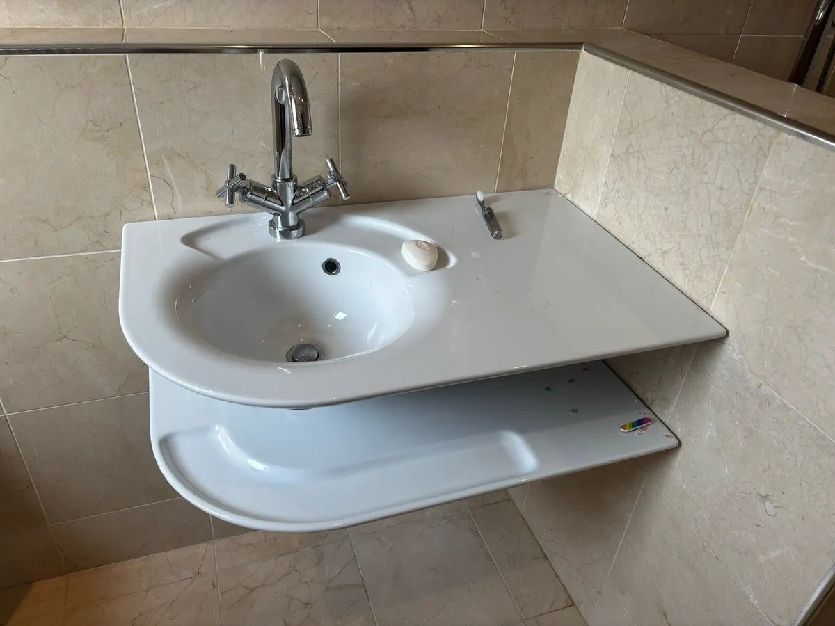 Nk porcelanosa sink with side table & under shelf - Image 1
