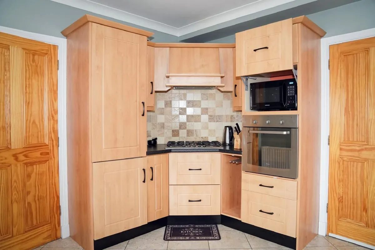 Kitchen cabinets - Image 2