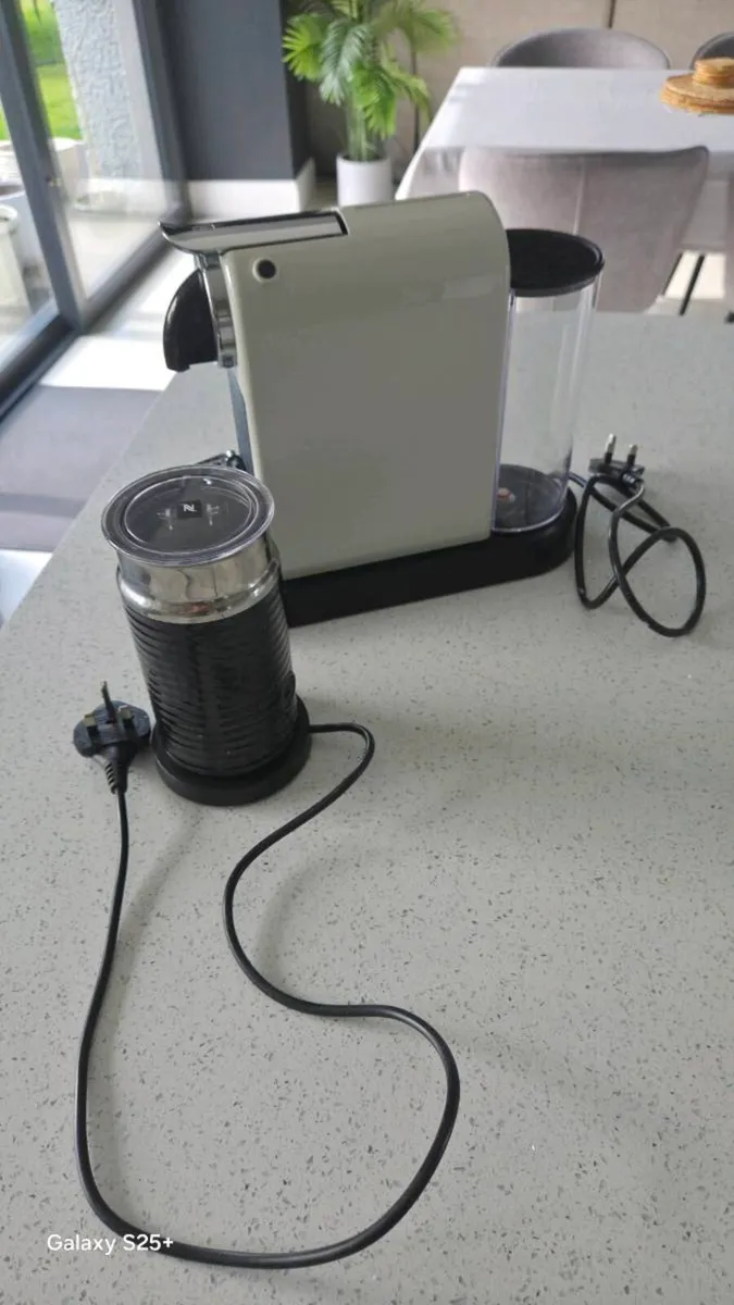 Nespresso Citiz Coffee Machine by De'Longhi - Image 3