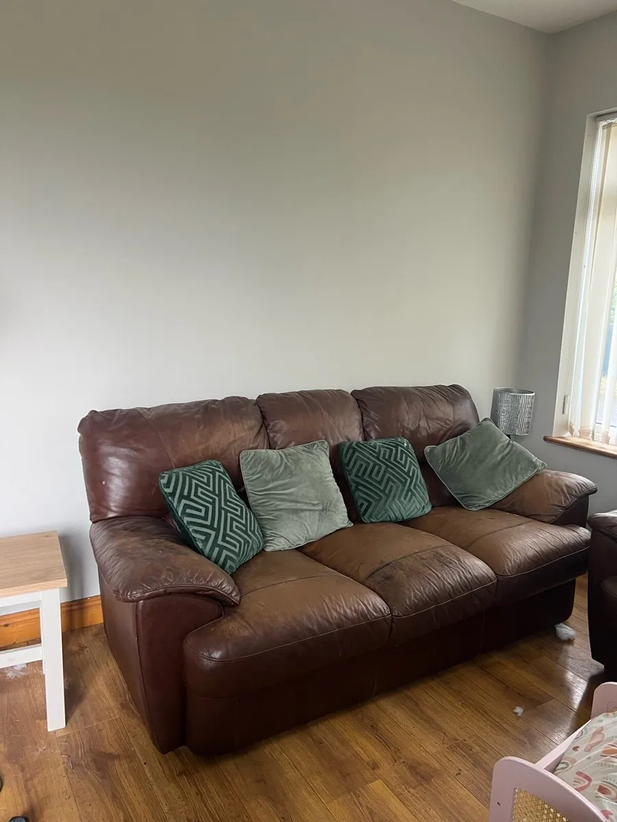 Brown leather suite - Image 1