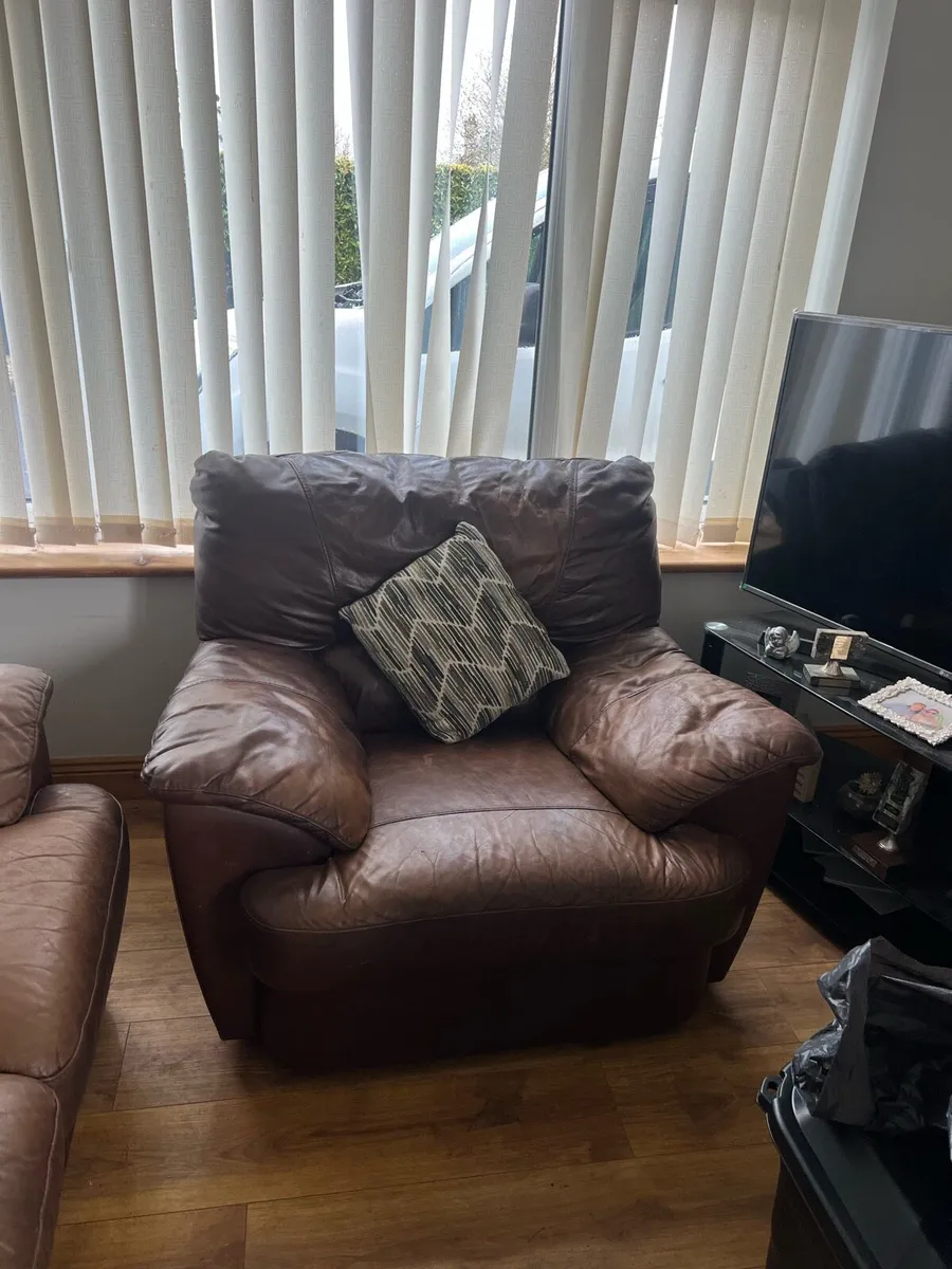 Brown leather suite - Image 2