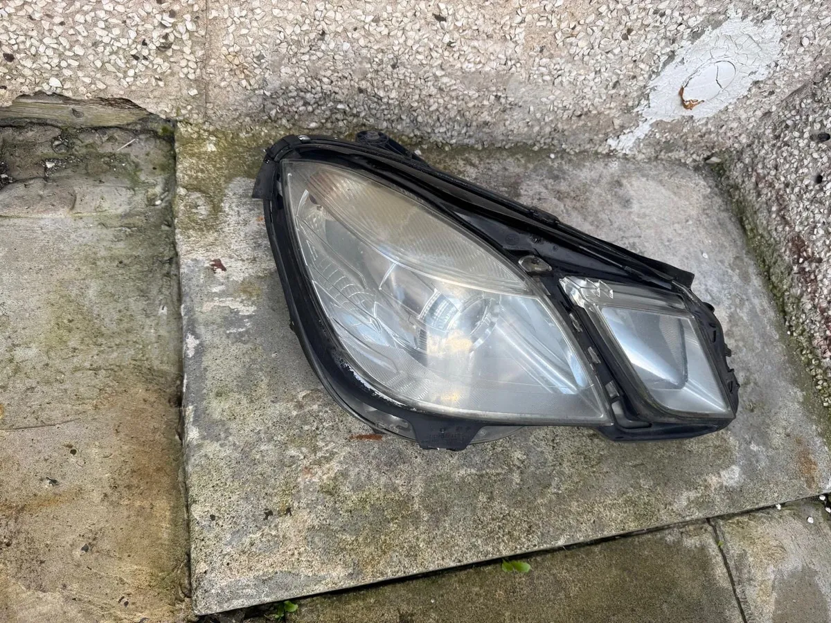 2009-2013 Mercedes-Benz E-Class Headlights - Image 4