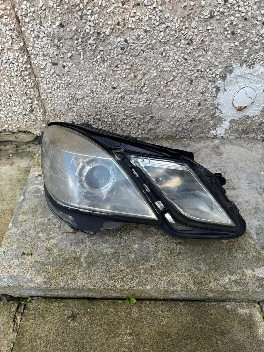 2009-2013 Mercedes-Benz E-Class Headlights - Image 2
