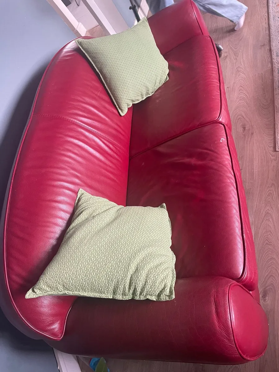 Red leather couch - Image 2