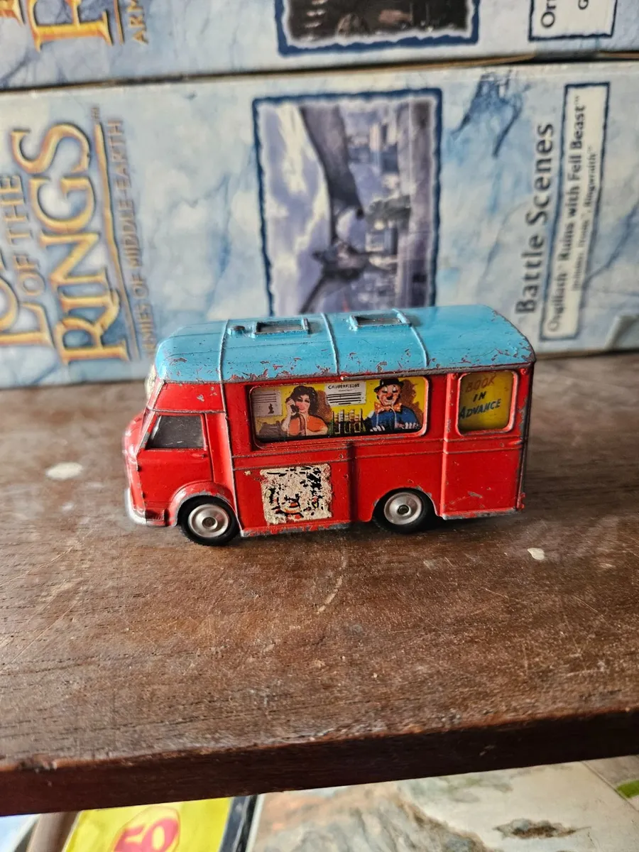 Corgi Chipperfields Circus Van - Image 1
