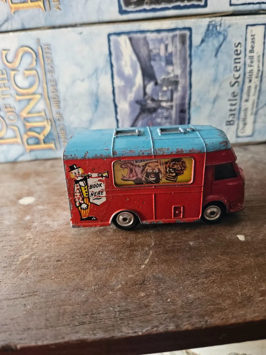 Corgi Chipperfields Circus Van - Image 3