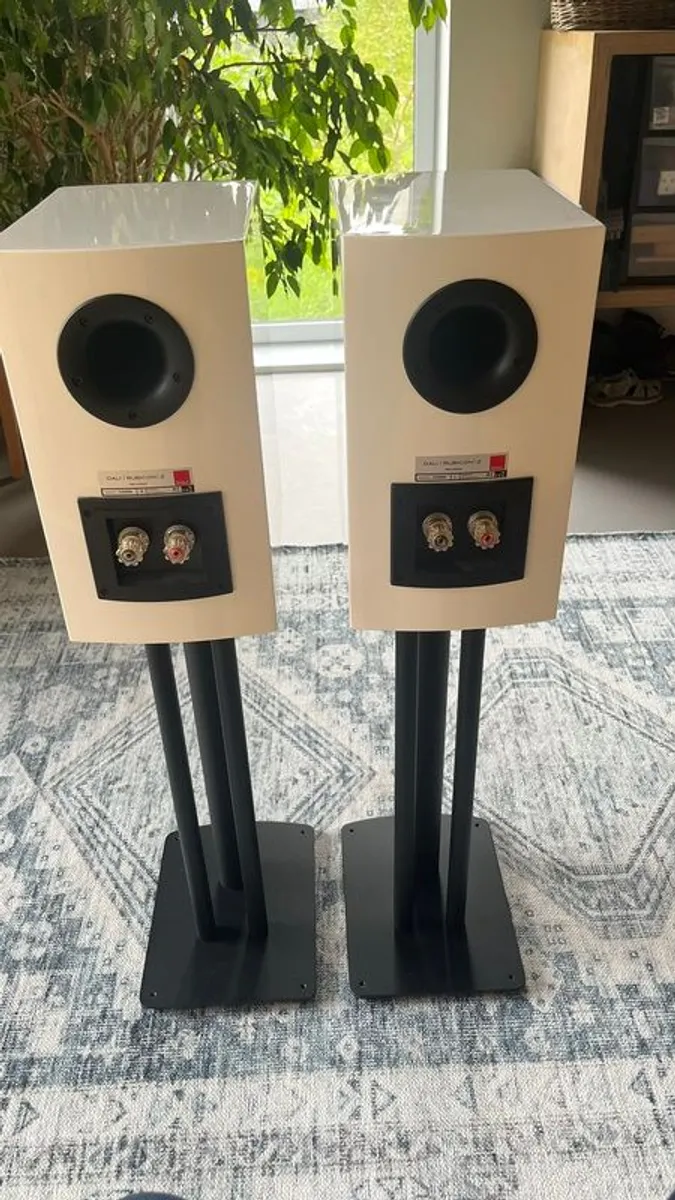 DALI Rubicon 2 speakers white - New condition - Boxed with stands - Image 3
