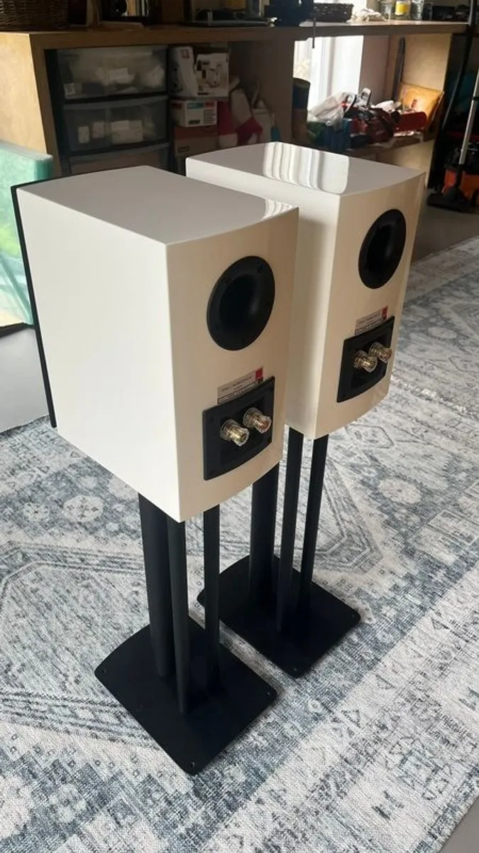 DALI Rubicon 2 speakers white - New condition - Boxed with stands - Image 4