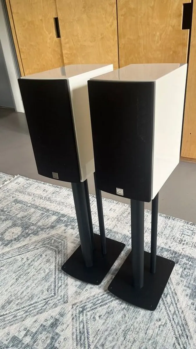 DALI Rubicon 2 speakers white - New condition - Boxed with stands - Image 1