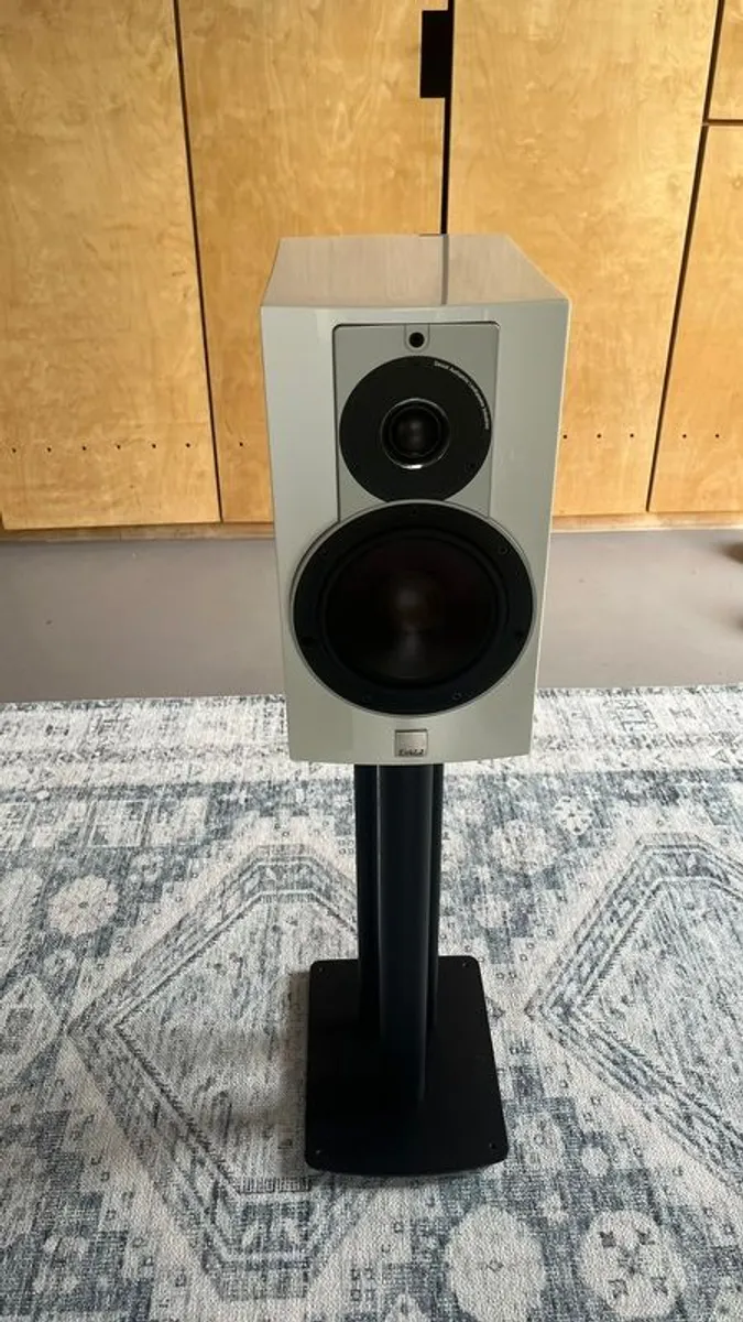 DALI Rubicon 2 speakers white - New condition - Boxed with stands - Image 2