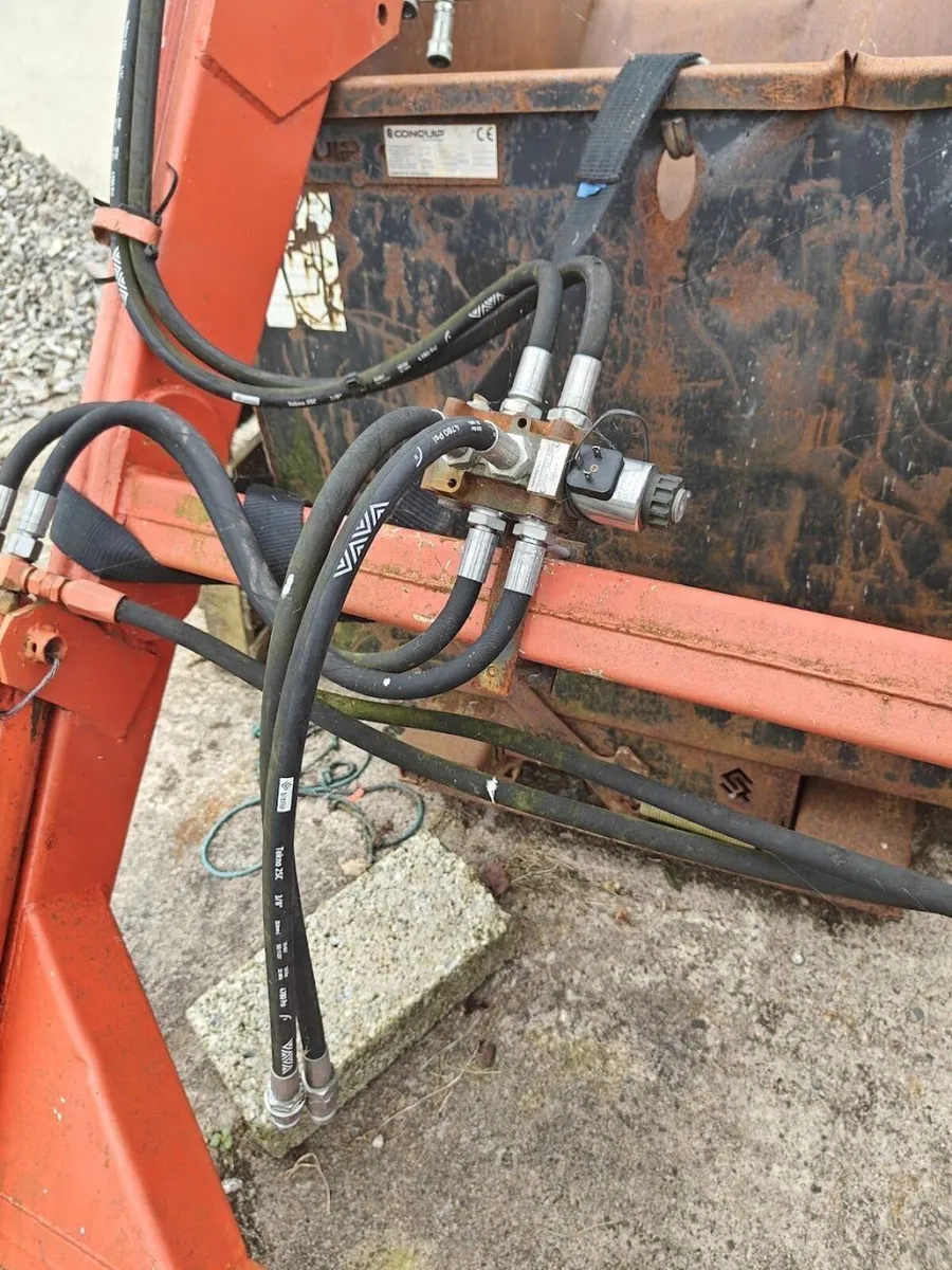 Loader to fit Zetor Crystal / UR2 tractors - Image 3