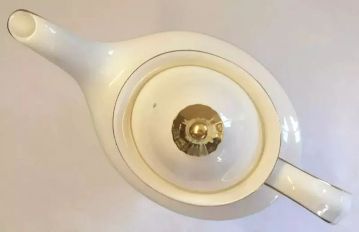 Pristine Vintage Royal Doulton "Sandon" Tea Pot - Image 4