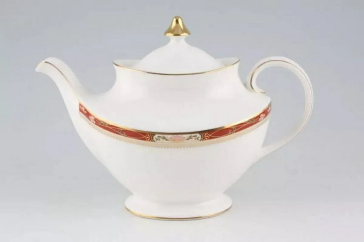 Pristine Vintage Royal Doulton "Sandon" Tea Pot - Image 1