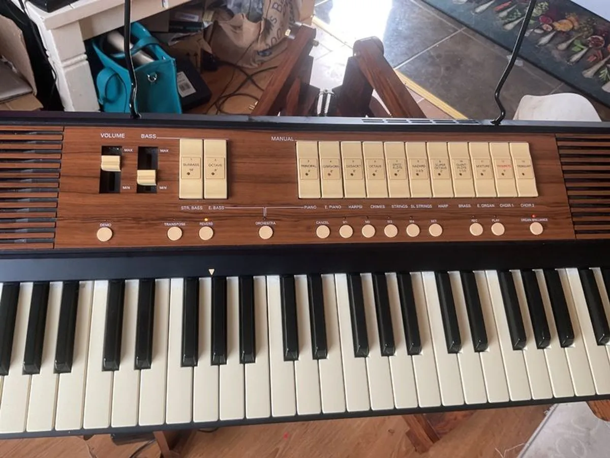 ROLAND C180 . Portable organ with foot pedal - Image 1