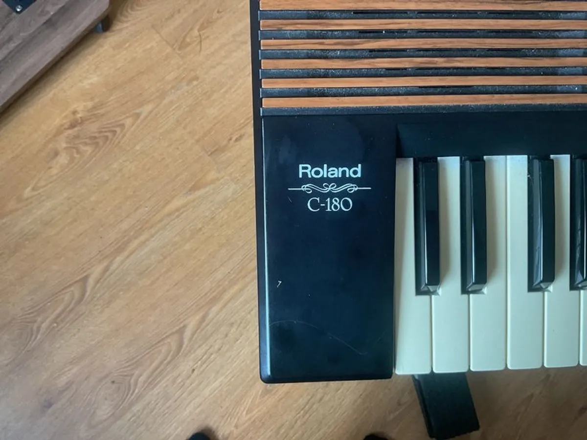 ROLAND C180 . Portable organ with foot pedal - Image 2