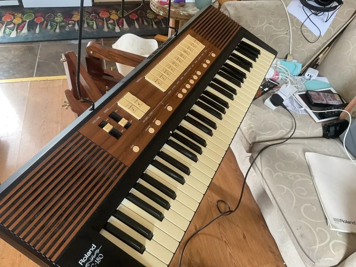 ROLAND C180 . Portable organ with foot pedal - Image 3