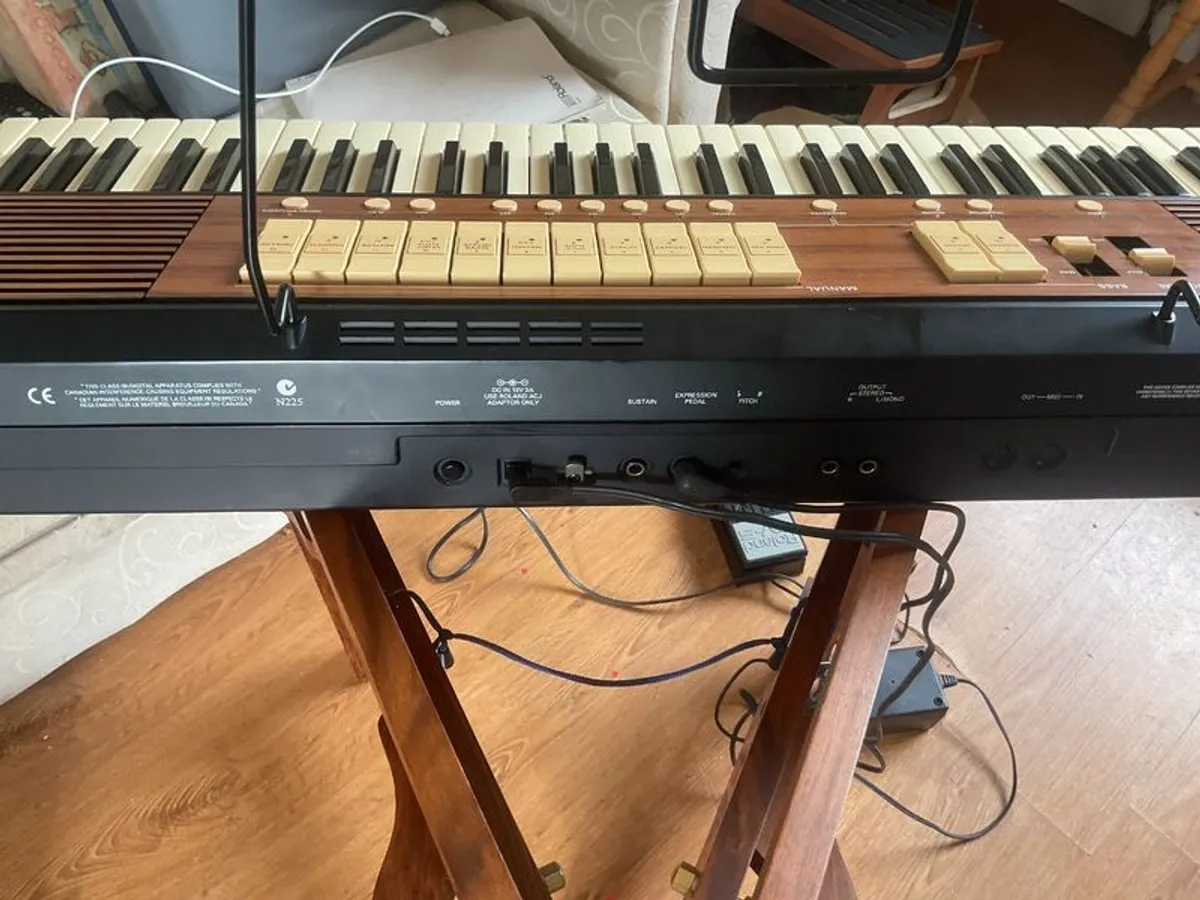 ROLAND C180 . Portable organ with foot pedal - Image 4