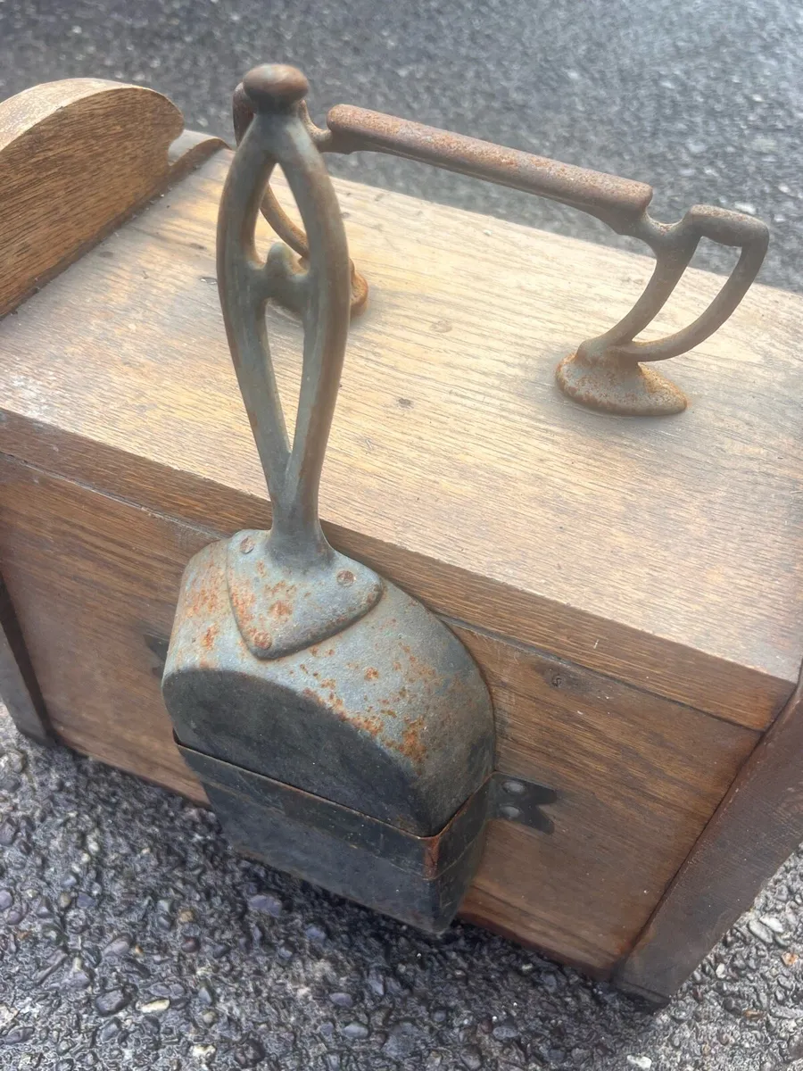 Antique coal scuttle & copper handle shovel - Image 3