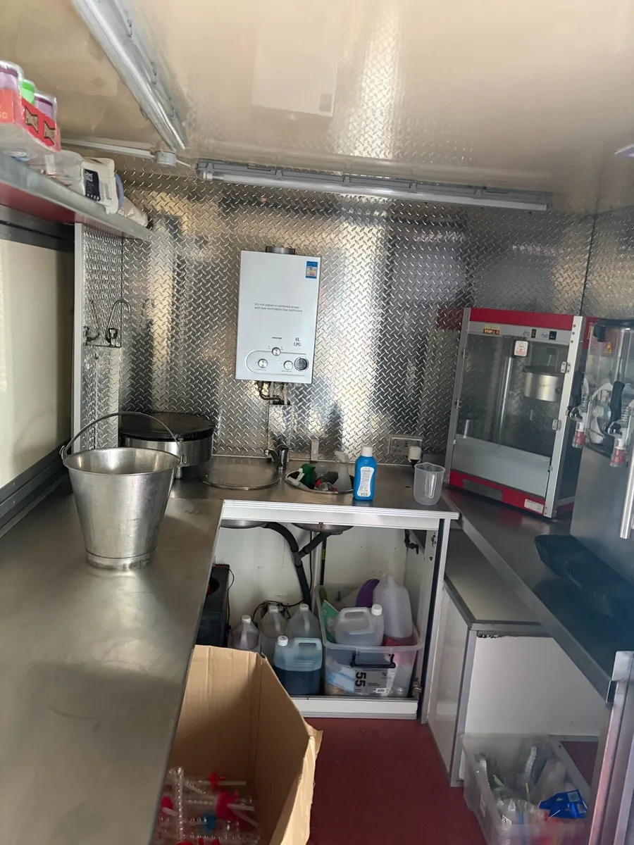 Catering trailer - Image 4