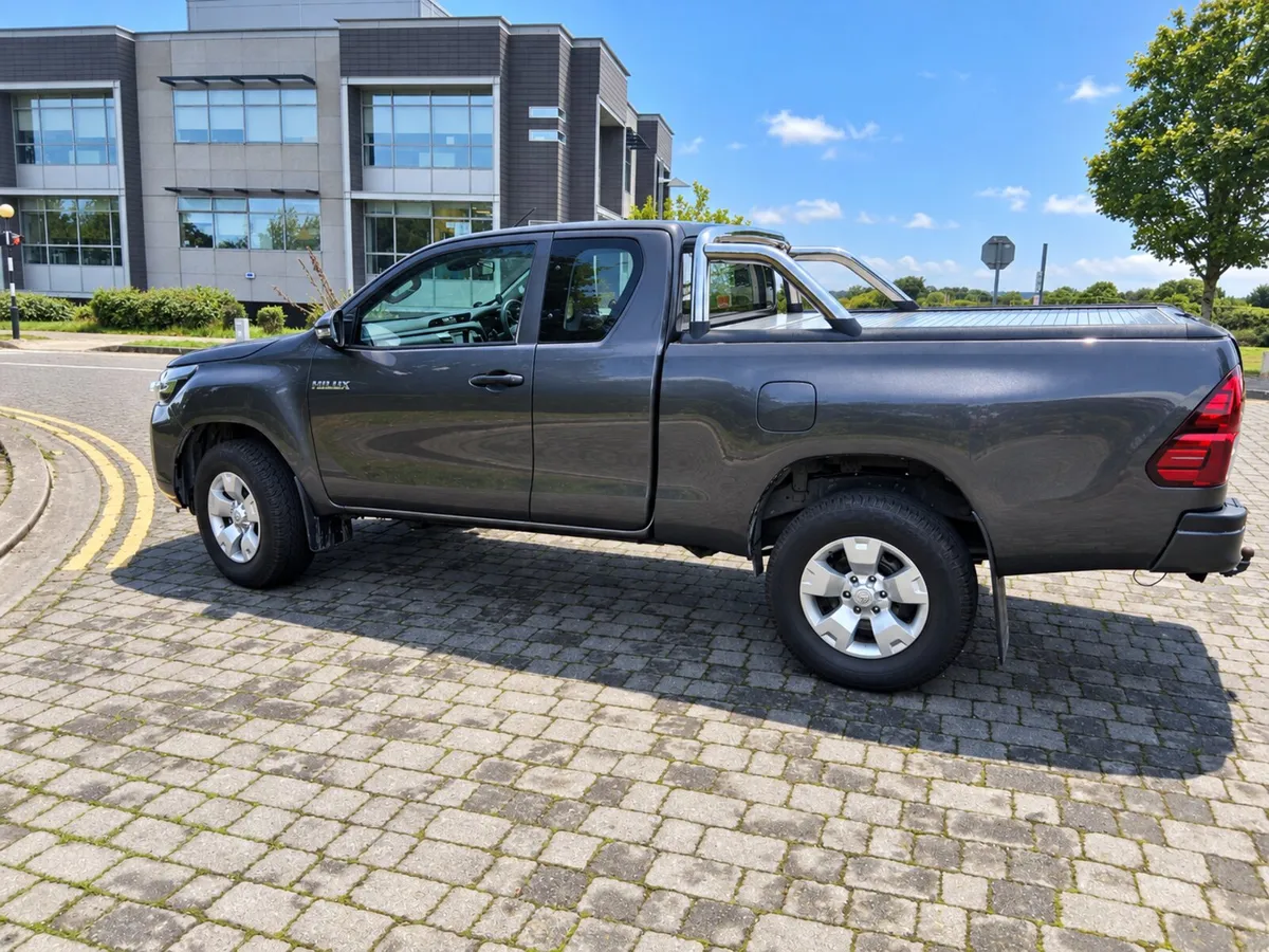 Toyota Hilux 221 - Image 2