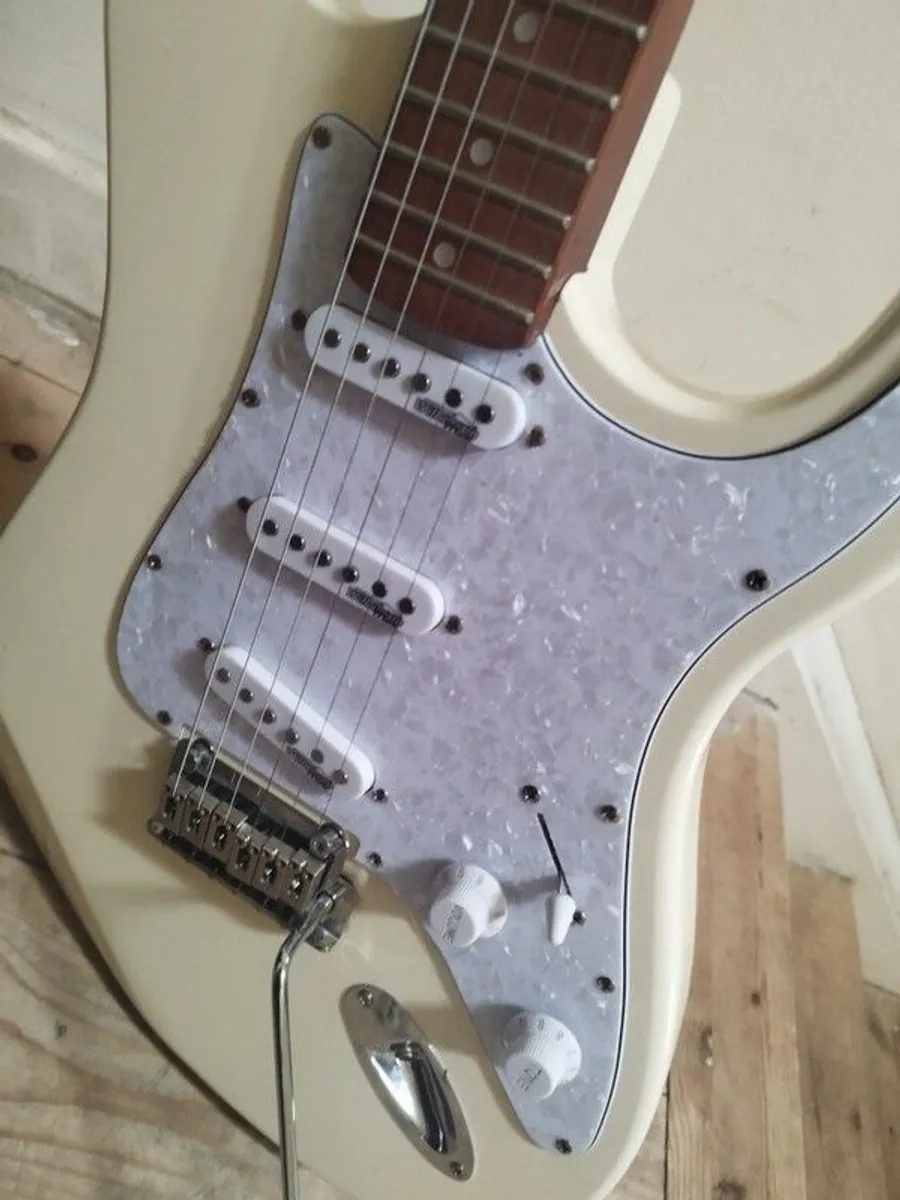 Electric Guitar - Image 4
