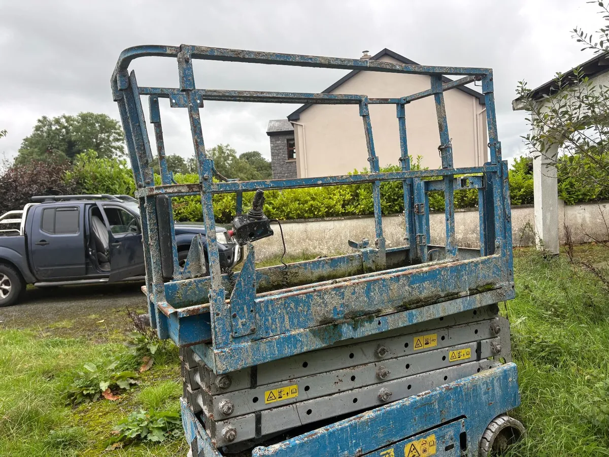 SCISSOR LIFT - Image 2