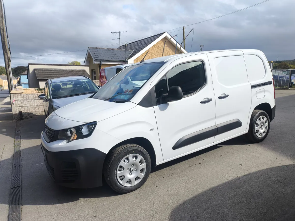 Peugeot Partner 2023 professional plus - Image 2
