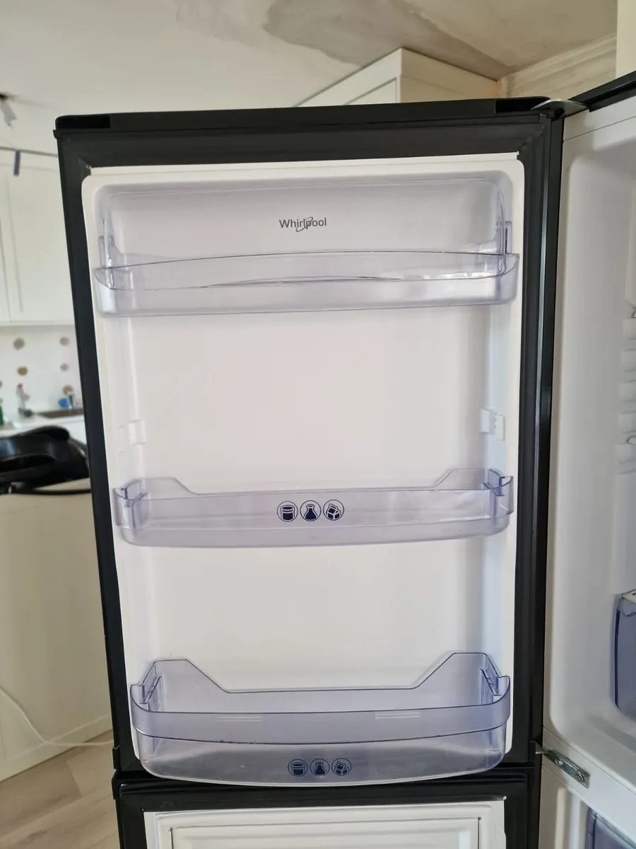 Whirlpool Fridge Freezer black - Image 3