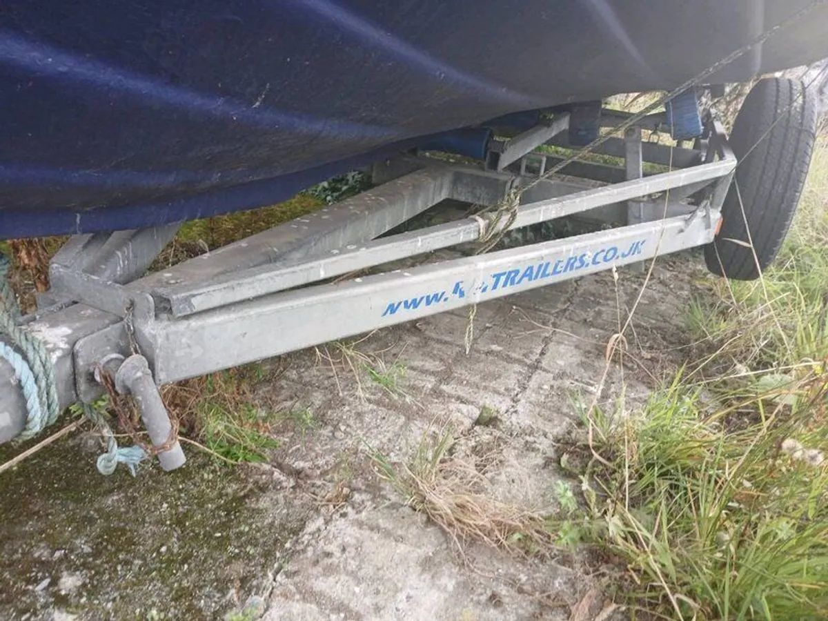 Boat trailer with unfinished project - Image 4