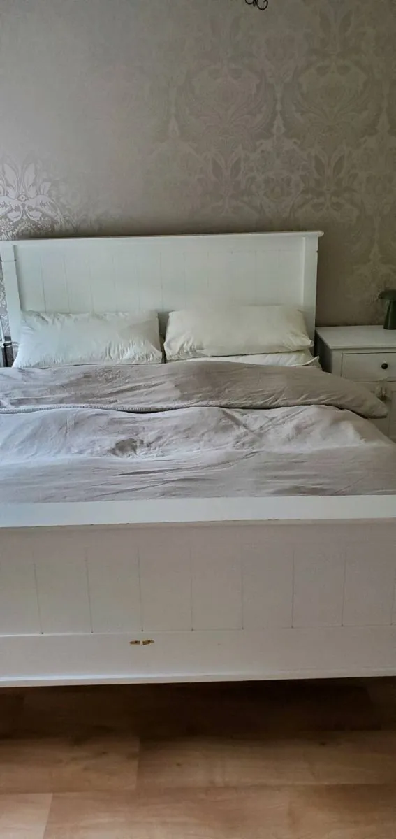 Double bed, with mattress and lockers - Image 1