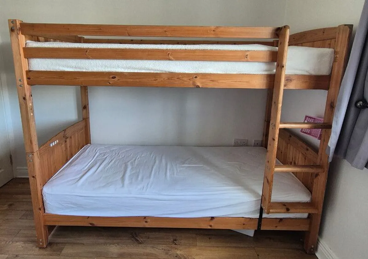 Wooden bunk bed - Image 1
