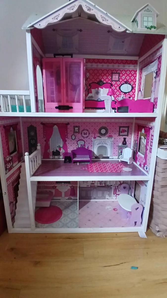 Barbie dolls house - Image 1