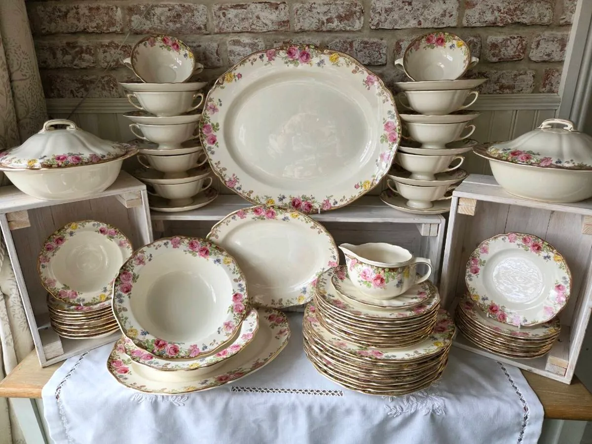 Royal Doulton 10 place setting Dinner Service - Image 1
