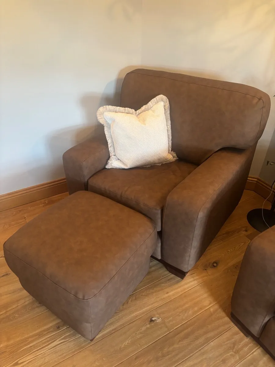 3 + 2 + 1 Leather Suite & Footstool – - Image 2