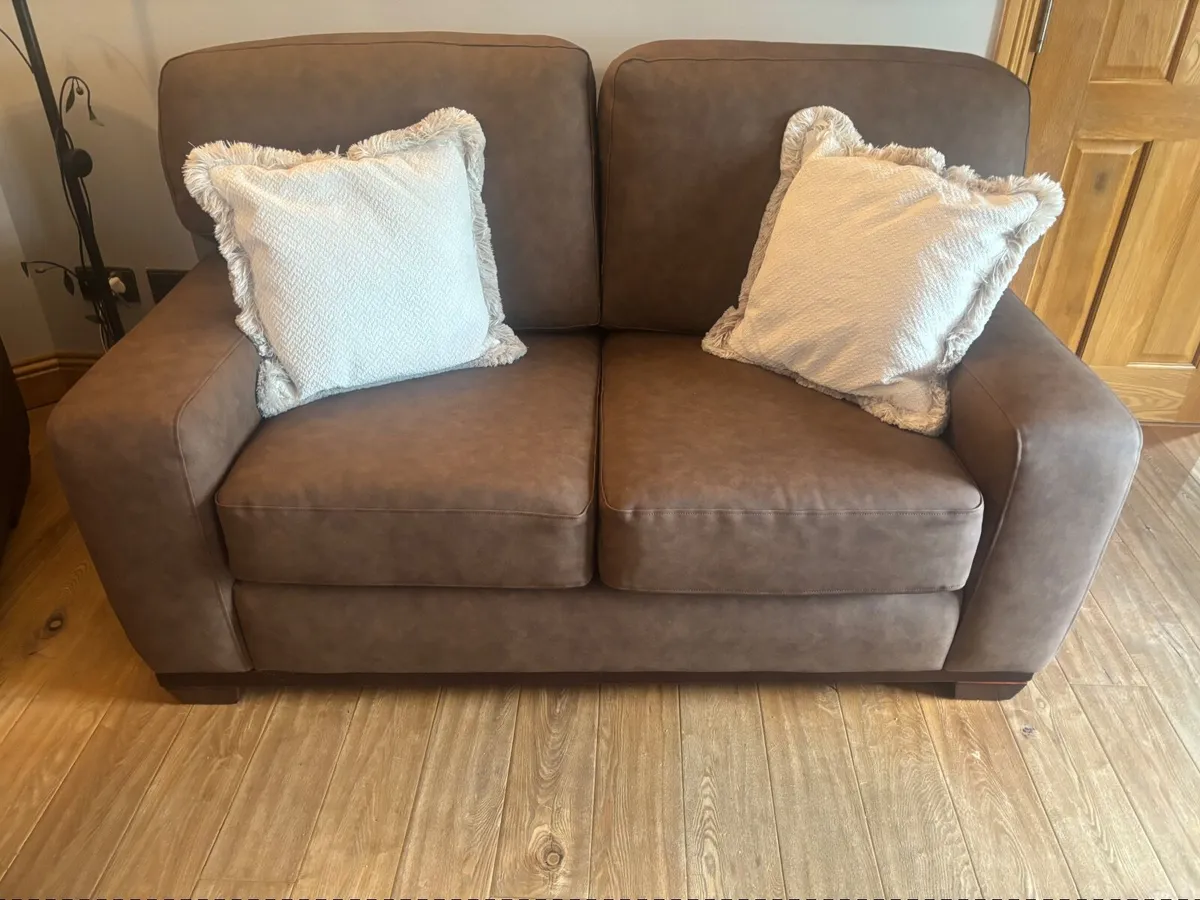 3 + 2 + 1 Leather Suite & Footstool – - Image 4
