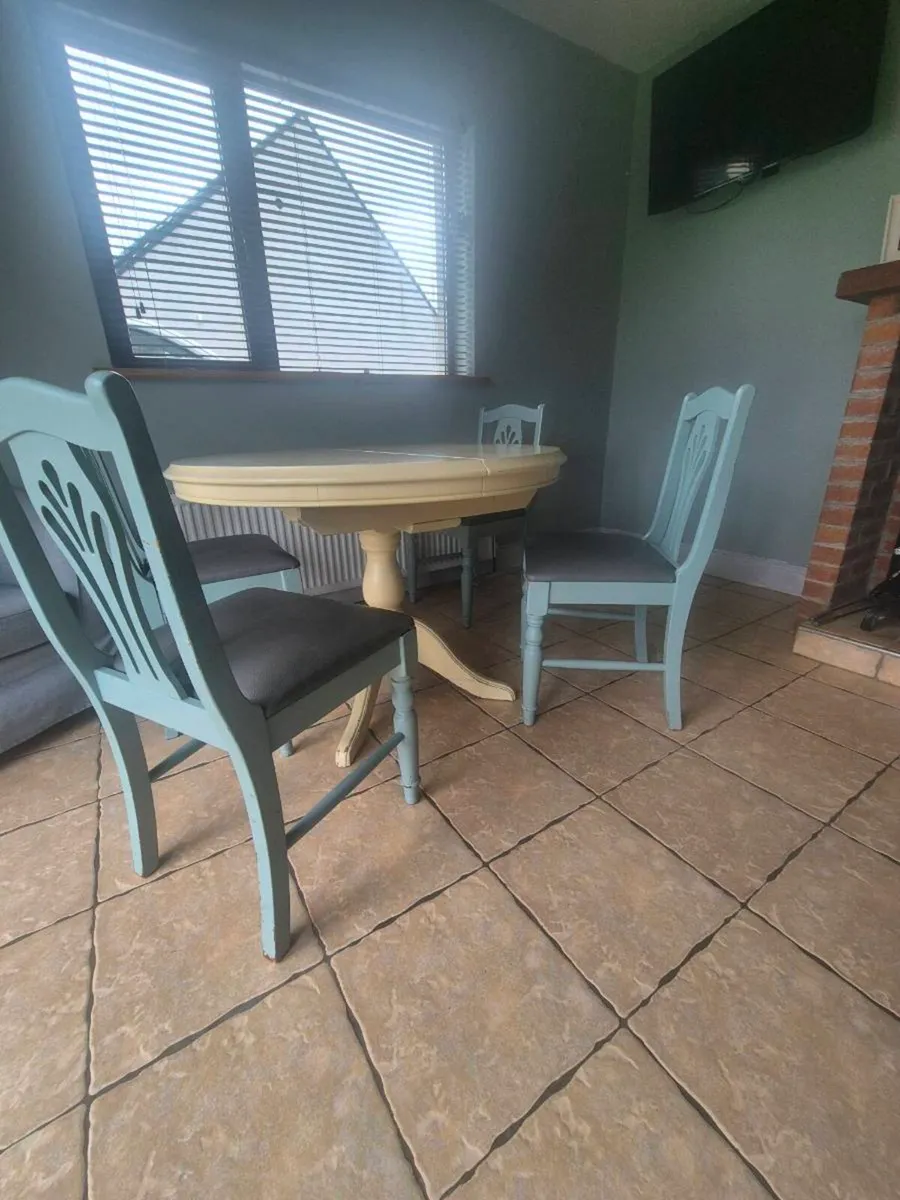 Kitchen table and chairs - Image 1