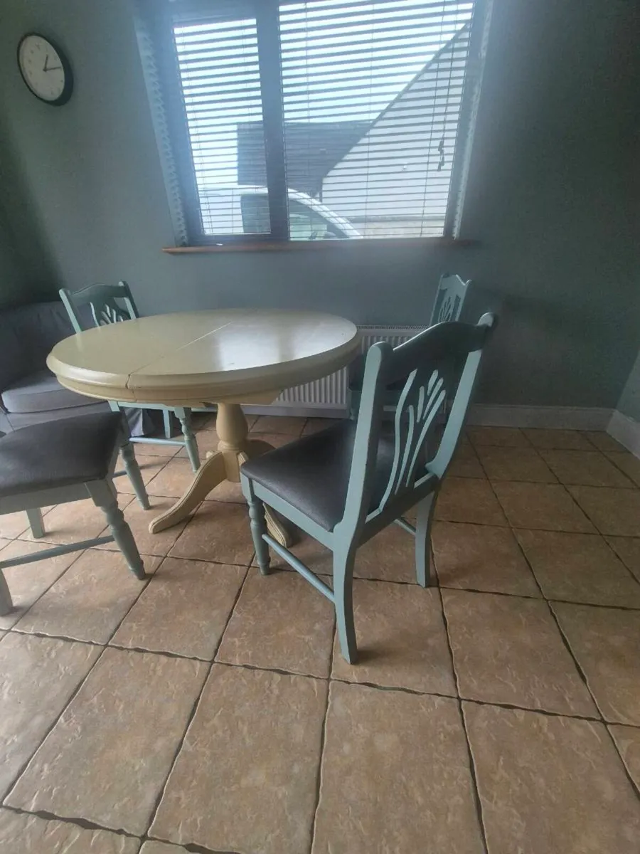 Kitchen table and chairs - Image 3