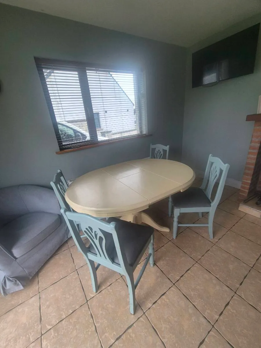 Kitchen table and chairs - Image 4