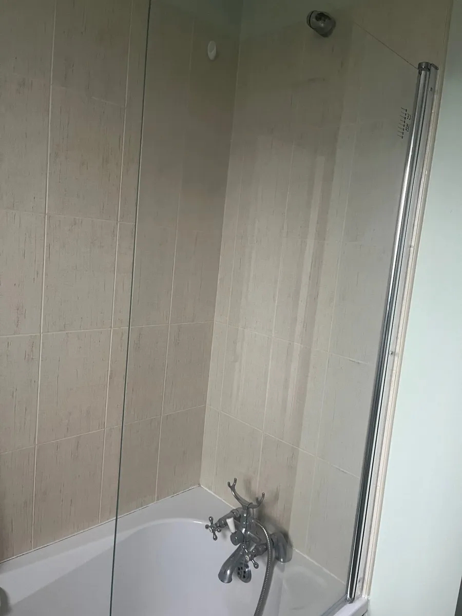 Bath screen - Image 1