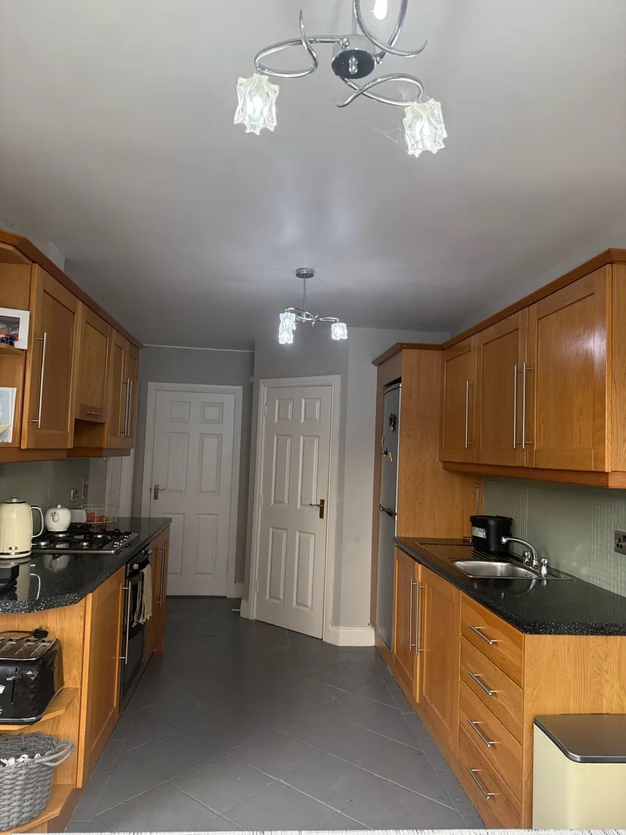 Kitchen with solid wood shaker style doors - Image 3