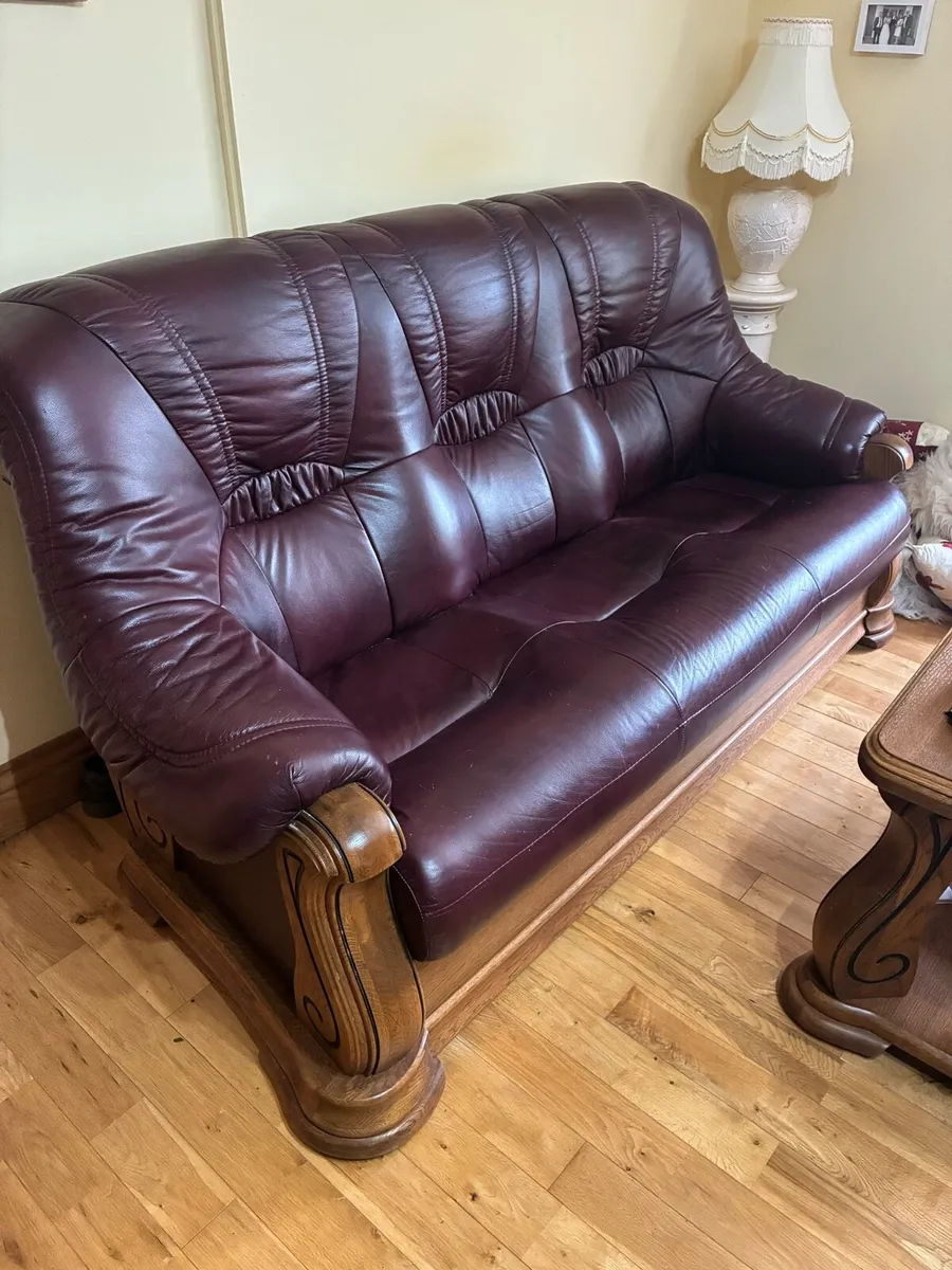 Leather sofas 3 + 2 + 1 seater, table & rug incl. - Image 1