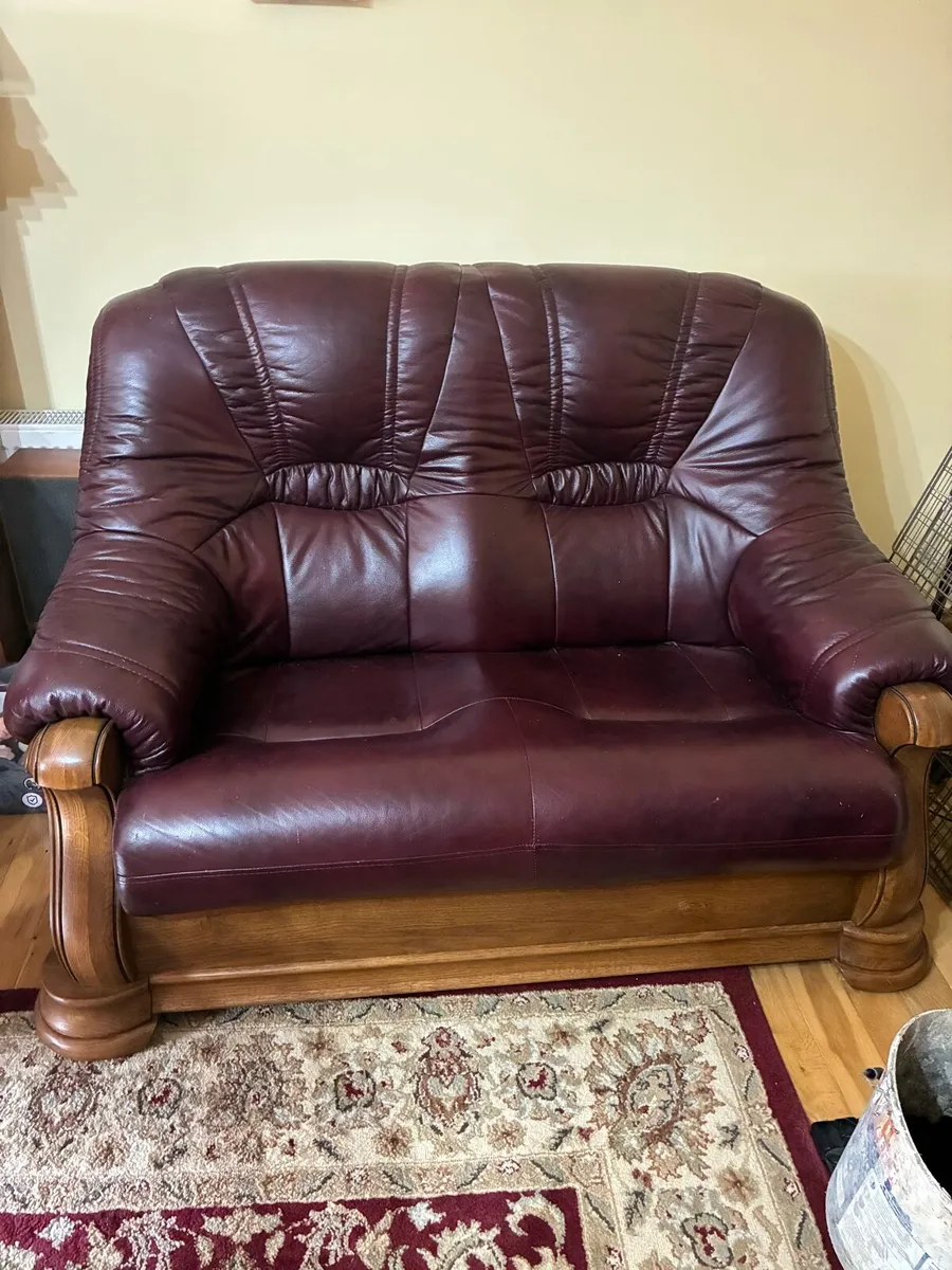 Leather sofas 3 + 2 + 1 seater, table & rug incl. - Image 2